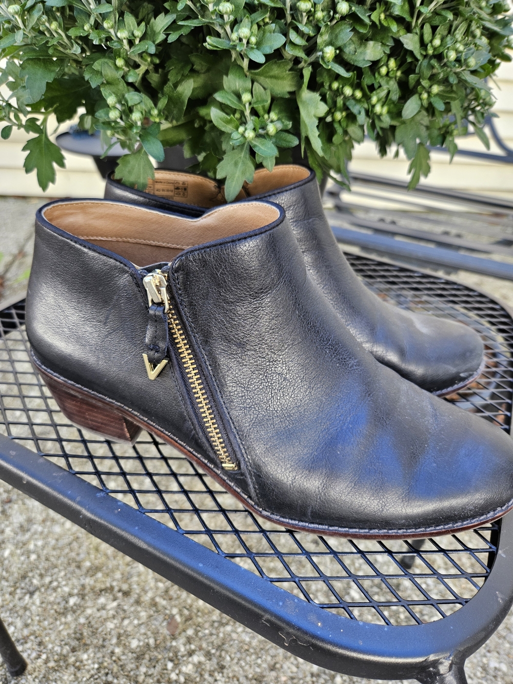 Vionic Jolene Black Leather Heeled Ankle Booties Size 10